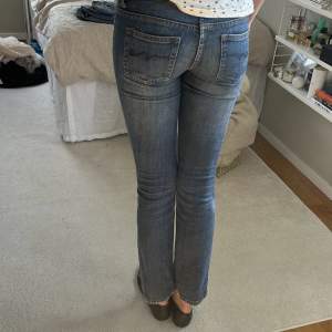 Supersnygga lågmidjade jeans i en croppad modell! Vet ej märket men kolla sista bilden, hittar ej storlek heller men jag är en 36:a och 175 lång!💕
