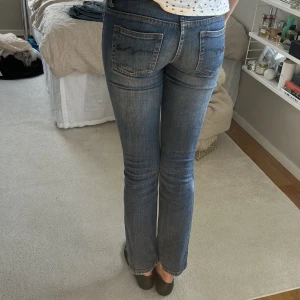 Lågmidjade jeans - Supersnygga lågmidjade jeans i en croppad modell! Vet ej märket men kolla sista bilden, hittar ej storlek heller men jag är en 36:a och 175 lång!💕