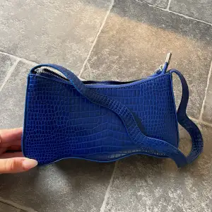 Cool blå ormmönstrad väska med innerfack.  Nyskick  Nypris 399kr, Pris kan diskuteras 