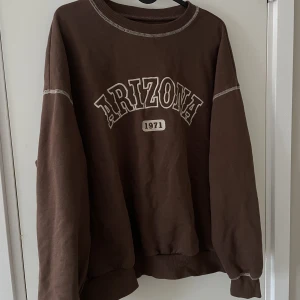 Sweatshirt med tryck - Brun sweatshirt med vitt tryck från Pull&Bear🤎 Storlek S🤎 Använd fåtal gånger, men i bra skick🤎