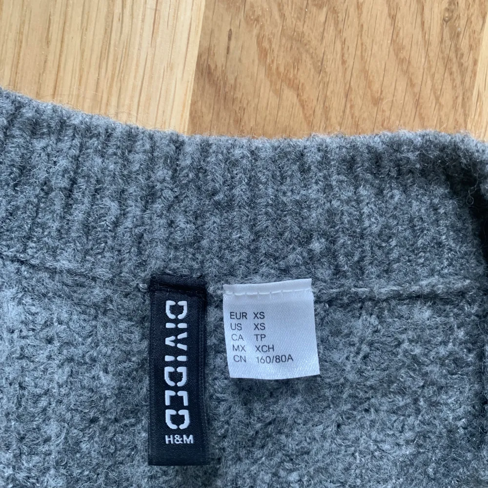 Säljer denna fina koftan från H&M i storlek xs. Inga defekter och bra skick😊. Köptes för ca 100 kr, säljer för 50 kr (exklusive frakt). Hör av dig om du har någon fråga eller är intresserad💞.  Betalas via swish!. Tröjor & Koftor.