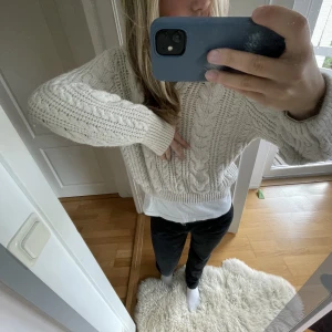 Stickad tröja  - Säljer denna zara stickade tröja!! Kom privat om ni har frågor eller vill ha mer bilder💕