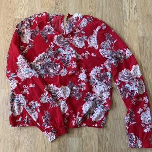 Blus - Super söt röd blommig blus 😍