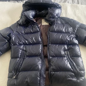 Moncler maya - Hej säljer min Moncler maya storlek S passar även M 