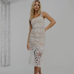 Klänning  - Oanvänd Lipsy – Vit midiklänning med utsvängd fåll och utskurna spetsdetaljer