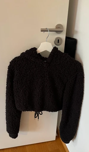 Svart myshoodie - Lurvig svart hoodie från Shein i bra skick. Är bara i garderoben. Kort modell.