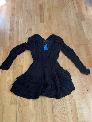svart charlotte eskildsen klänning - Extremt snygg klänning som jag köpte från sellpy men tyvär aldrig fick använda av eftersom att den var lite för stor på mig:/ inga slitningar alls