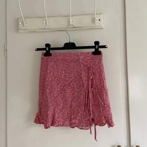 Jättefin rosa kjol med blommor och snören💞Använd bara 1 gång! Säljer en likadan fast ljusblå också😍