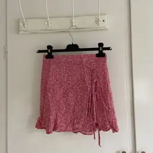 Jättefin rosa kjol med blommor och snören💞Använd bara 1 gång! Säljer en likadan fast ljusblå också😍