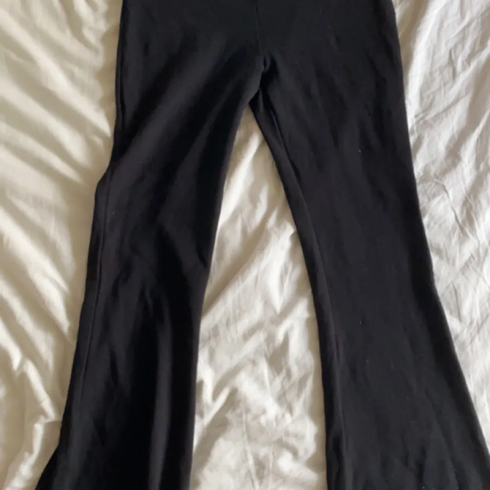 Säljer dessa utsvängda leggingsen från Cubus då de inte är min stil. Inga defekter/fläckar/fel. Strlk M, 100kr 😽. Jeans & Byxor.
