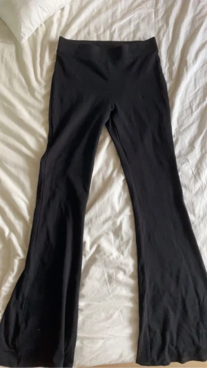 Säljer byxor från Cubus - Säljer dessa utsvängda leggingsen från Cubus då de inte är min stil. Inga defekter/fläckar/fel. Strlk M, 100kr 😽