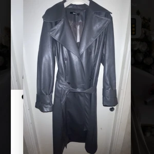 Skinnkappa  - Säljer denna super fina skinnkappan från gina tricot. Köpte den men den har aldrig kommit till användning. Nummer lapp på. Aldrig använd! Storlek M, men är oversized. 
