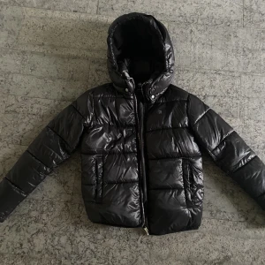 Vinterjacka - Säljer min vinterjacka från g-star men köpt på zalando. Storlek S. Svart men glansig yta. Inga defekter förekommer och livan går att ta av. Hör av er kring andra frågor❤️