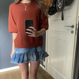 Stickad T-shirt  - Stickad trekvart t-shirt i en roströd färg, så snygg till hösten!