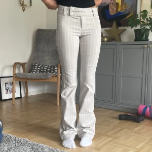 Lågmidjade bootcut kostymbyxor  - Lågmidjade bootcut kostymbyxor, passar någon runt 170!