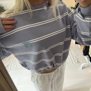 Junkyard sweatshirt - Bra skick! Sweatshirt som kan bli mer croppad med hjälp av band i midjan. Tryck med texten ”FRESH”. Storlek XS med lös passform. Säljer pågrund av att den inte används längre. 