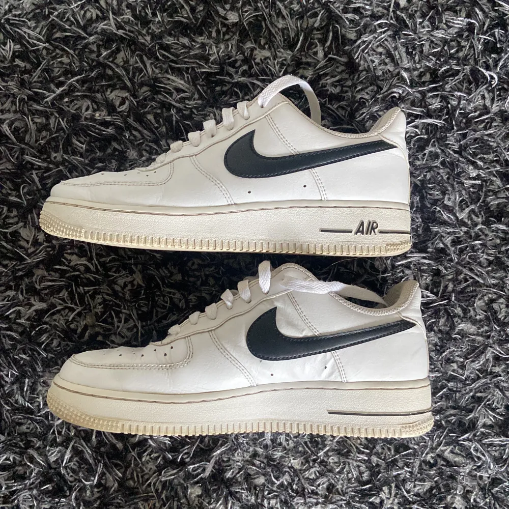 Säljer mina Nike Air Force 1, de är knappt använda, i bra skick! Säljer pga att de inte riktigt är min stil längre💕 Ni kan använda köp nu, annars kontakta mig med frågor!💕Pris går att diskutera!. Skor.