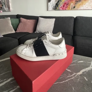 Valentino Sneakers - Jättefina valentino sneakers köpta  2022 på miinto.  Det finns tecken på användning men de är i väldigt fint skick. Låda med tillhörande saker finns kvar och även kvitto/orderbekräftelse. Säljer då de inte kommer till användning Skriv pm för mer bilder.