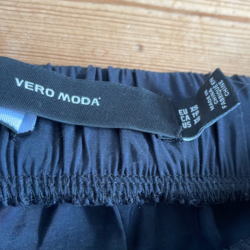 Jätte fin svart lång kjol från vero moda, strl xs, köpte ny så använder tyvärr aldrig denna längre, va lite lite kort på mig som är 168. Köpt för 400kr säljer för 200kr. Skriv till mig ifall du vill se kjolen på mig!❤️. Kjolar.