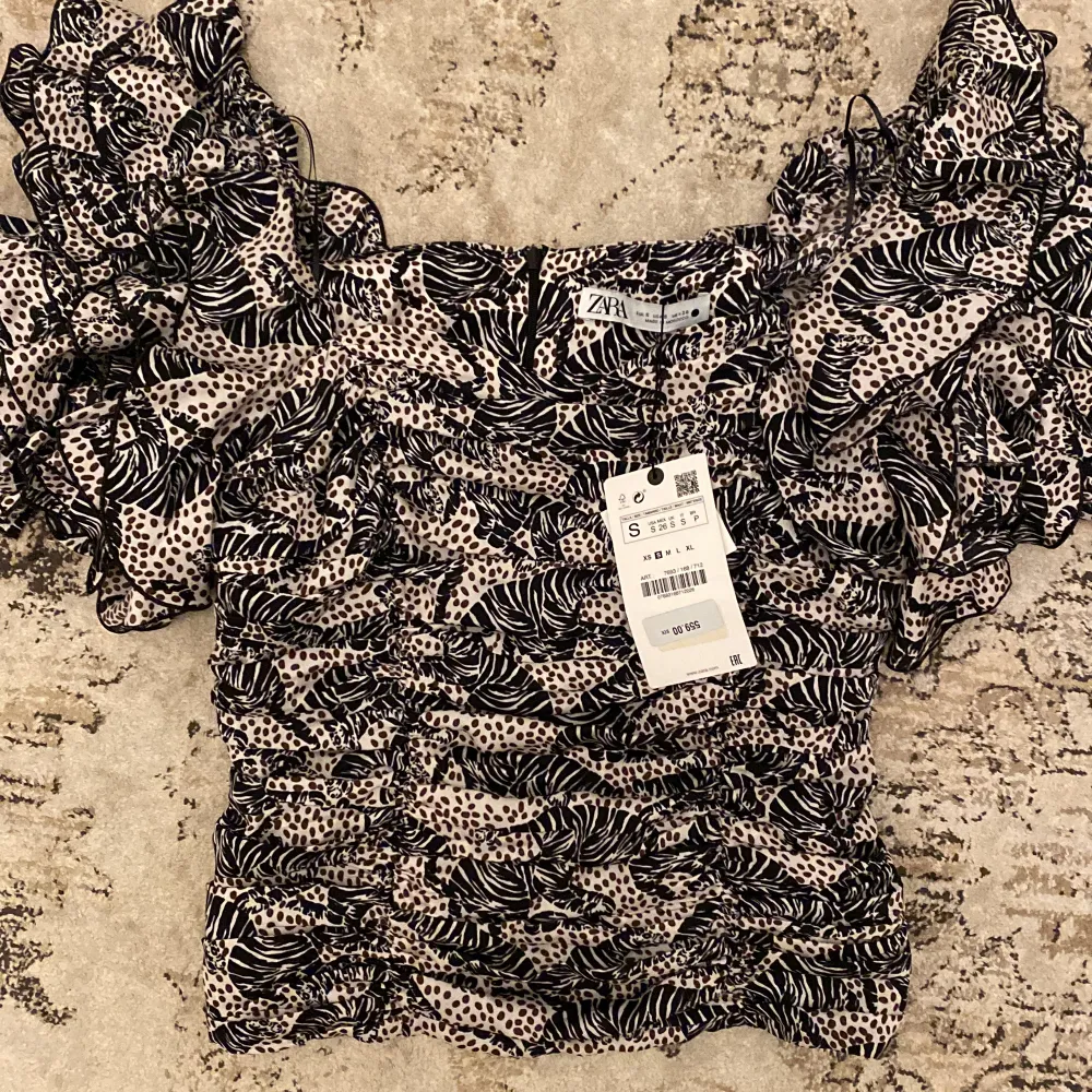 Jätte fin topp med volangärmar som går att ha off shoulder. Från ZARA storlek S. nypris: 559kr. Toppar.