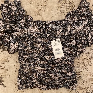 Ny topp med volangärmar ZARA - Jätte fin topp med volangärmar som går att ha off shoulder. Från ZARA storlek S. nypris: 559kr