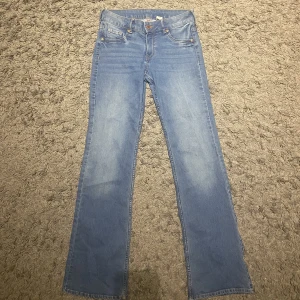 Lågmidjade jeans - Säljer lågmidjade/Bootcut jeans från hm