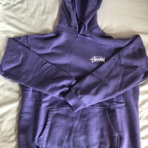 Stüssy hoodie - Säljer en helt oanvänd stüssy hoodie. Fetaste trycket där bak väldigt rare! Inga defekter säljer för den är för stor för mig! Äkta!!