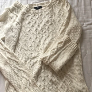 En tunn typ stickad tröja - Jag säljer denna tunn stickade tröja för att andvänder aldrig och har ej andvänt den så mycke typ 3gnger