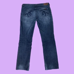 Mustang jeans - Fina lågmidjade bootcut jeans utan defekter, passar person på bild 3 som har storlek 29. Hör av er med frågor och bilder!💕