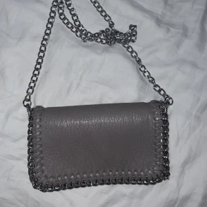 Tiamo väska - säljer min typ helt oanvända gråa tiamo väska❤️