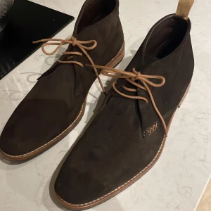 Hansen & Jacob  - Hansen Jacob Chukka boot. Sulan står emot väta. Aldrig använda. Brun mocka. Nypris 3499 kr