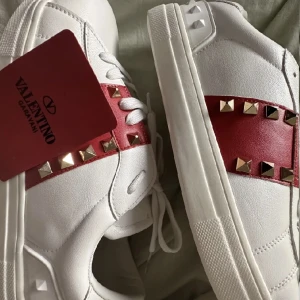 Valentino - Säljer nu dessa supersnygga valentinoskor i storlek 39 då de inte kommer till användning. Endast använda 2 gånger!!❤️‍🔥