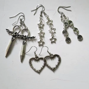 olika öronhängen - några öronhängen jag inte längre använder, alla kostar 30kr st, alltihop för 60 kr 🤍