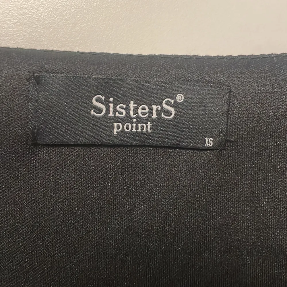 En fin långärmad blus från Sisters point i svart/vit. Den är i storlek XS och är helt ny oanvänd (utan prislapp). . Blusar.