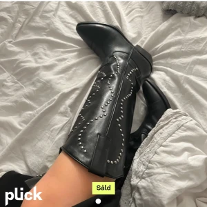 Boots  - Köpt av en tjej på Plick, för små för mig. Väldigt fint skick, läder, storlek 37/38, 5cm klack och 42cm höga i skaftet. Nypris 2700!