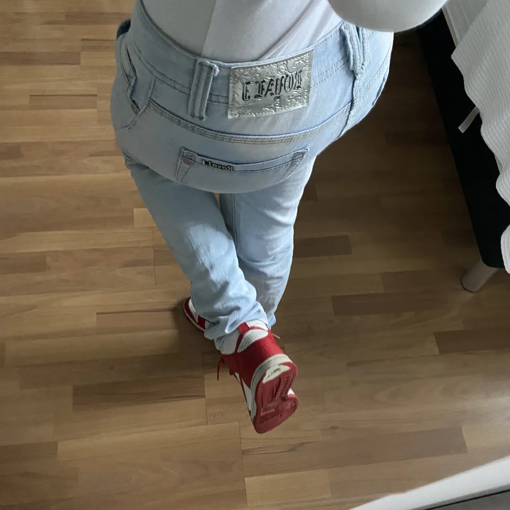 Lågmidjade jeans från Vintage märket Royal J. Det står inte vilken storlek men midjan har 89 cm, alltså passar ungefär till en S. Jag har vanligtvis xs, de är lite stora. Det saknas en knapp på fickan, se sista bilden. Annars är de som nya! Nypris 1000kr. Jeans & Byxor.