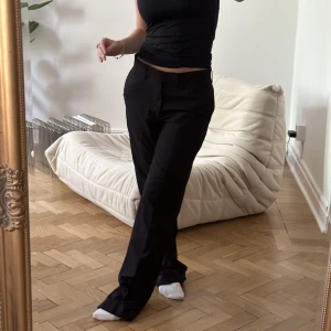 Kostymbyxor  - Kostymbyxor i herrmodell. Köpte second hand men är från dressmann. De enda måtten jag har är W: 29 & L: 34 ⭐️ för referens är jag 1.60 och bär vanligtvis XS/S 