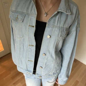 ljusblå jeansjacka - helt ny jeansjacka från boohoo med lappen kvar, säljes då det var ett felköp⭐️