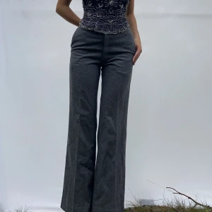 Vintage yllekostymbyxor - Vintage kostymbyxor i ylle. Mycket gott skick och väldigt fin kvalitét! Det står ingen storlek i dom men dom passar bra på mig som har Stl 36/38. Jag är 170cm lång och på mig går dom under fotknölarna. 