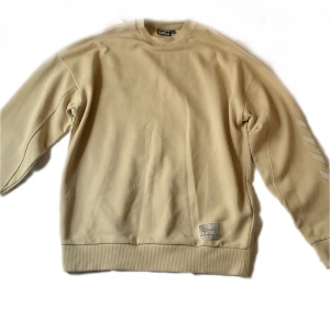 Beige Sweatshirt - Beige oanvänd sweatshirt från märket hummer. Skönt material och funkar för både tjej och kille.