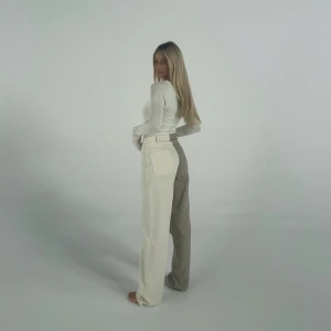 Beige byxor  - Säljer mina nästan helt oanvända byxor från Josefine hj kollektion med nakd pga för små. Använda en gång så imprincip helt nya, stl: 34. nypris:350 kr 