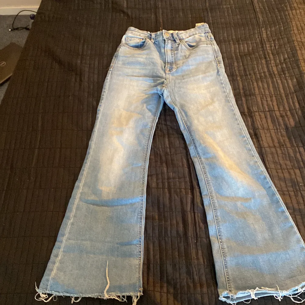 Säljer mina gamla byxor de passar inte mig redan därför jag säljer de. Jeans & Byxor.