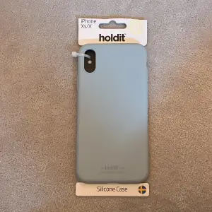 Säljer detta ljusblåa silikon mobilskal från Holdit i modellen X/XS. Aldrig använt då förpackningen är kvar. Köparen står för frakt. Dm för fler bilder💕💕💕
