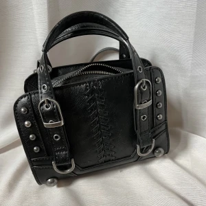 Cool väska❤️‍🔥❤️‍🔥 - Suuuper cool och snygg väska från zara!!❤️‍🔥😍 Säljer då den inte kommer till användning och endast använd fåtal gånger💓❣️ Som nyskick!❤️‍🔥Skriv för fler frågor eller bilder