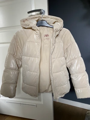 Zara jacka  - Så fin vinterjacka från zara barn, älskar så mycket men den har tyvärr blivit lite liten💕storlek 164 men passar xs 