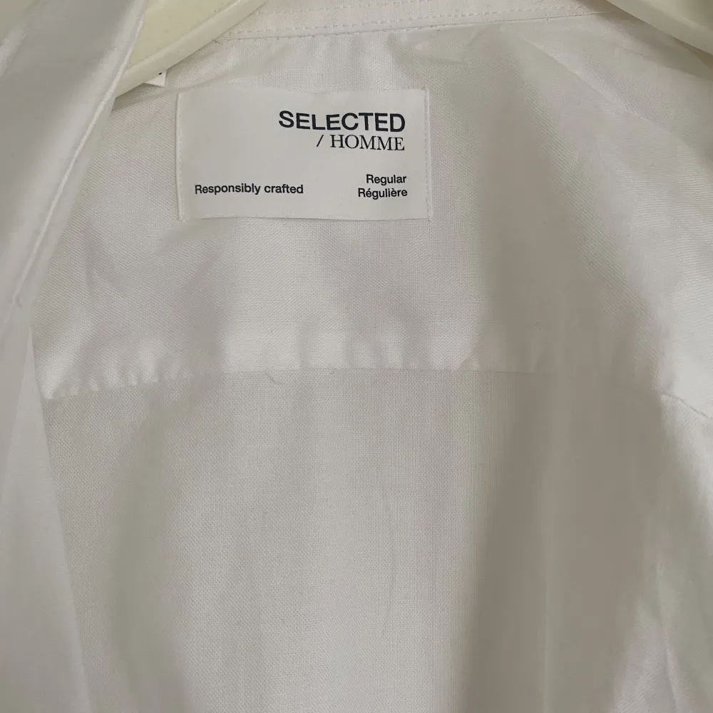 Selected homme skjorta i vit, aldrig använd köpt för 300kr, köparen står för frakten. Skjortor.