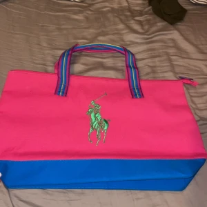 Stor väska, Ralph Lauren - Stor Ralph Lauren väska.  Perfekt till stranden. Måtten: 60 cm bred och 34 cm lång.