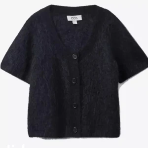 Mohairkofta - Intressekoll på denna mörkblå mohair cardigan från COS i strl M. Endast använd fåtal tillfällen.
