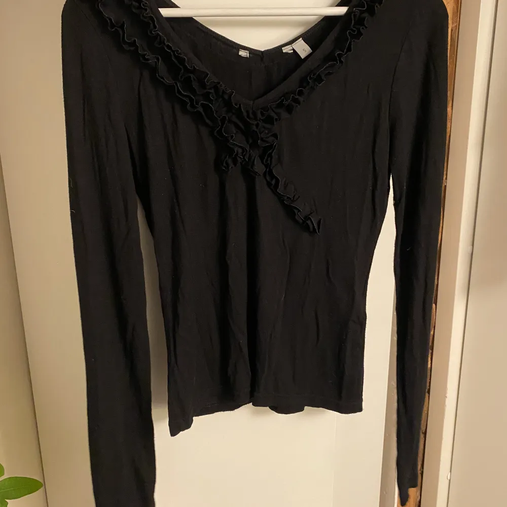Säljer den här svarta tröjan med volanger. Den är i strl S men vet inte very den är köpt💕. Toppar.