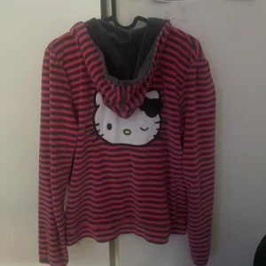 Hello kitty - En jätte söt hello kitty kofta från hm. Kommer ej till användning. Skriv om du är intresserad💞